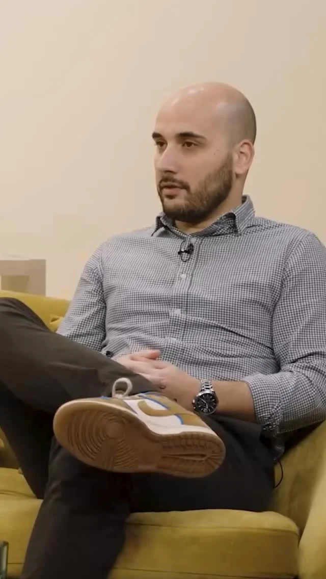 Lembras-te da última experiência que te marcou? 🤔

João Ferreira, do @sealifeporto , acredita que é esse o verdadeiro segredo das marcas que ficam na cabeça e no coração. São os momentos marcantes que criam ligações reais com as marcas e ficam na memória muito depois da visita acabar.

No novo episódio de A Nossa Escolha, falamos sobre experiências que valem mais do que mil argumentos. 🐠

🎙️ Episódio completo no link da bio.