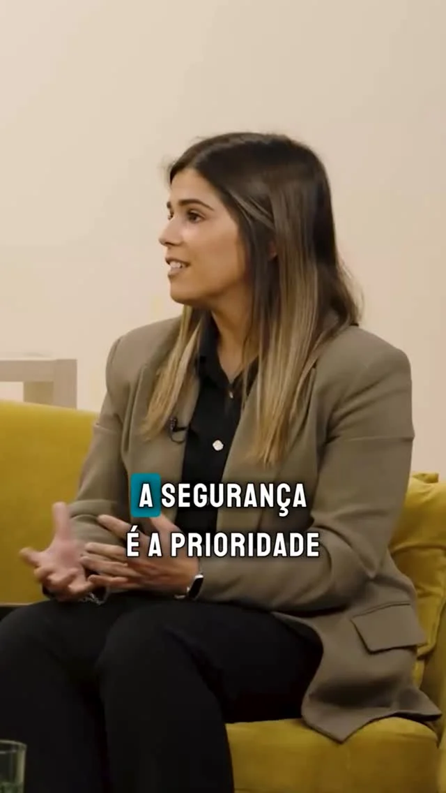 Sabias que 30% da resistência estrutural do teu carro está no vidro? 🚘

No novo episódio do videocast A Nossa Escolha, a Jéssica Lourenço da @glassdrive_pt  alerta para a importância de substituir o vidro automóvel com materiais de qualidade e de forma eficaz.

Porque quando o vidro é seguro, todos estamos mais protegidos na estrada.

Episódio completo no link da bio.